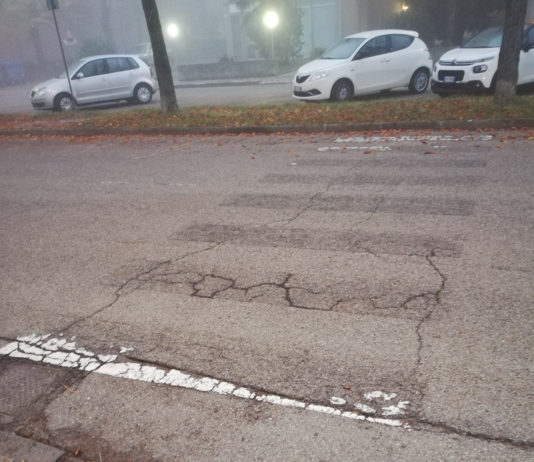 Via Giulio Cesare, qui la segnaletica orizzontale è una chimera…