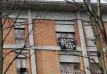 Panni neri ai balconi contro l’inquinamento