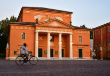 Teatro rosso e viola in segno di solidarietà con CRI e AISF