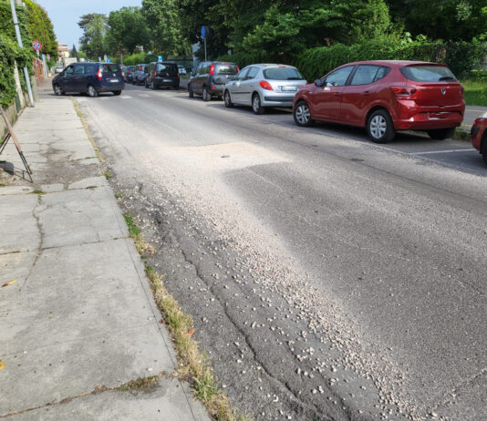 La ghiaia ammacca le auto in sosta e schizza dentro ai giardini delle case rischiando di ferire qualcuno