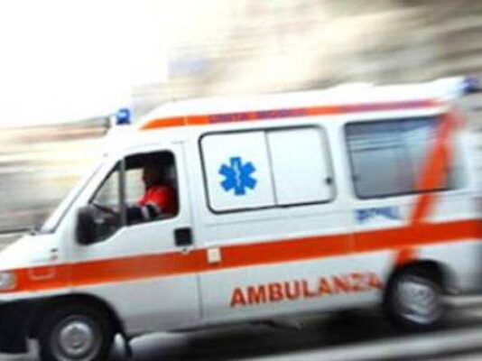 Drammatico scontro tra un’auto e un camion, muore una 71enne