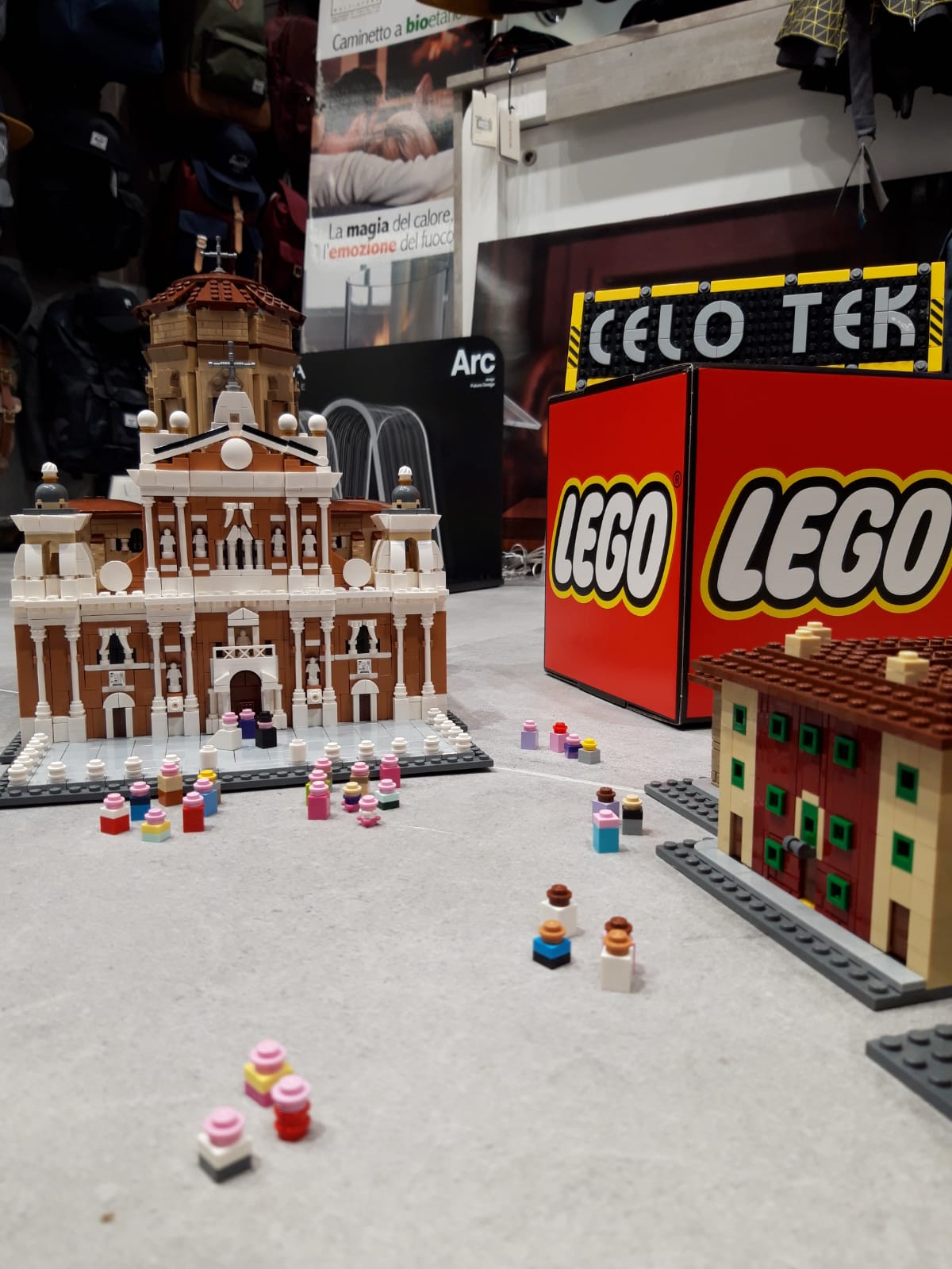 Modena, Lorenzo a 10 anni completa la grande città di Lego che non ha  potuto costruire con il padre