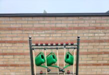 Rastrelliere con scope e annaffiatoi nei cimiteri