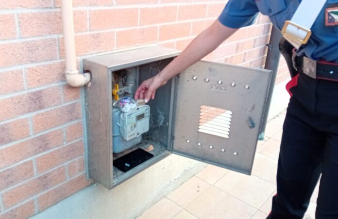 Correggio, usano la cassetta del contatore del gas come deposito per la droga