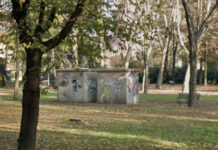 Via libera alla demolizione di quattro bagni prefabbricati