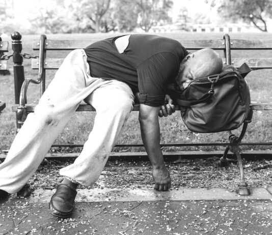 Colpito con dei sassi il senzatetto che dorme su una panchina in Piazzale Marconi