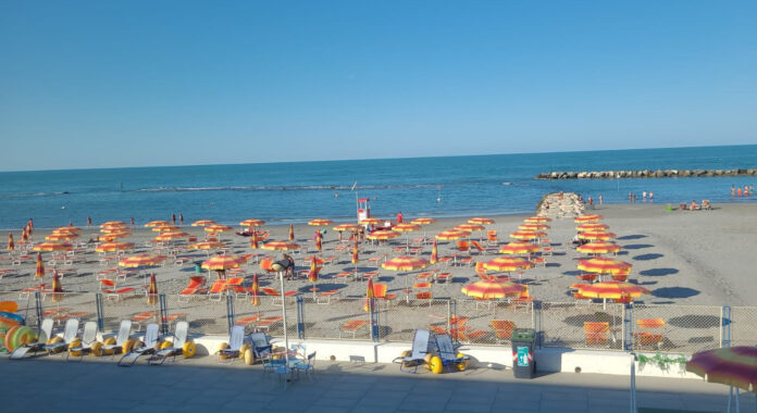 La spiaggia annessa alla struttura di Bellaria Igea Marina che ospita la Vacanza in autonomia 2025