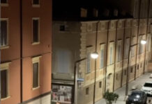 Notte di violenza in centro storico, con lanci di bottiglie in via Ciro Menotti e in via Sbrillanci