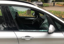 Finestrini in frantumi e borse rubate nel parcheggio di un asilo