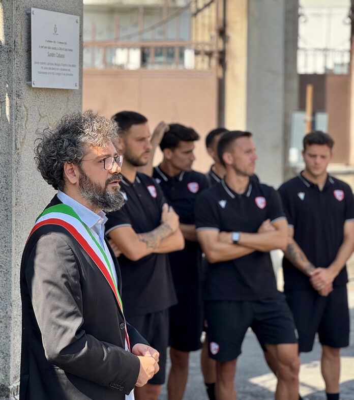 Scoperta la targa per Sandro Cabassi, “morto per amore della libertà”