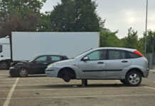 Mezzi incidentati nel parcheggio di fianco al Bricofer