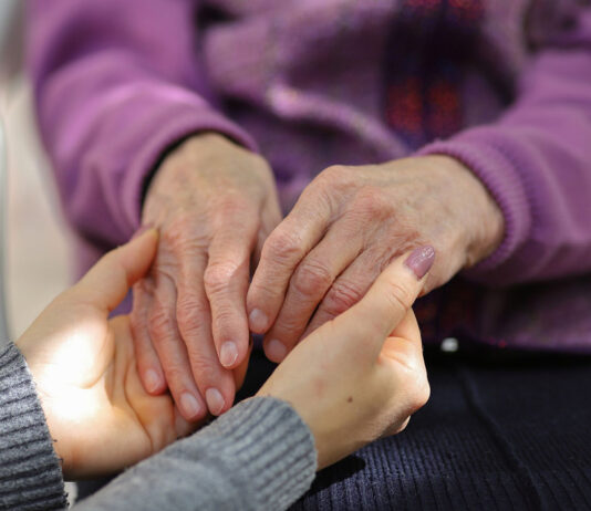 Un cerchio di ascolto per chi cura: riparte il gruppo di mutuo aiuto