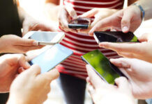 Smartphone spenti, via alle domeniche detox per adolescenti