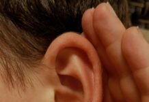 Bimbo di un anno riacquista l’udito con un impianto smart