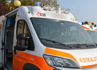 Sbanda con la moto alla rotonda, muore a vent’anni
