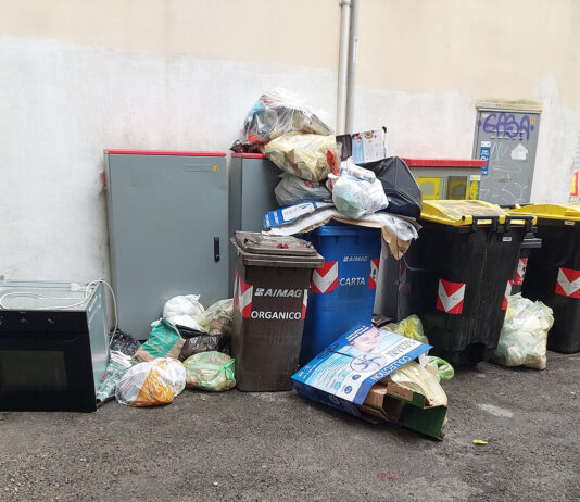 Una discarica dietro al Duomo