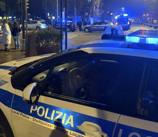 Lite in via Petrarca tra due stranieri