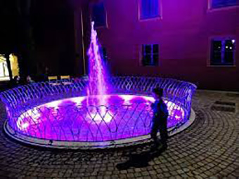 La fontana dei Giardini diventa viola per i piccoli prematuri