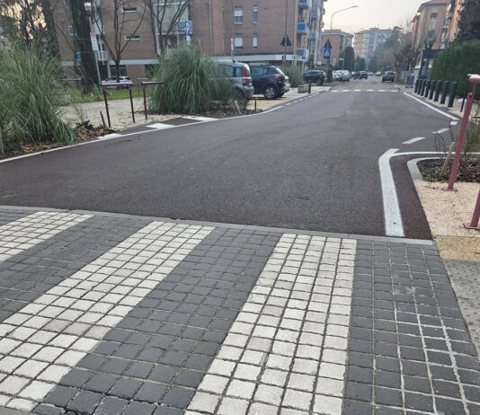 Isola ambientale Colombo, inizia a cedere la cordonata in porfido