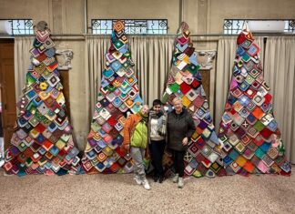 L’albero di Natale all’uncinetto che incanta Novi