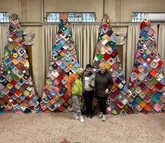 L’albero di Natale all’uncinetto che incanta Novi