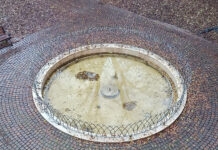 La fontana di tinge di rosso per la Giornata del dono