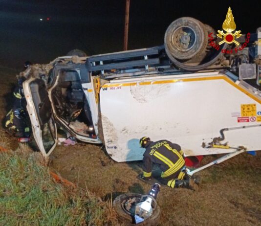 Camion dei rifiuti si ribalta sulla Romana Nord, autista estratto dai Vigili del Fuoco