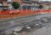 Via Roosevelt tra allagamenti, buche e transenne cadute