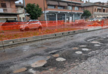 Via Roosevelt tra allagamenti, buche e transenne cadute