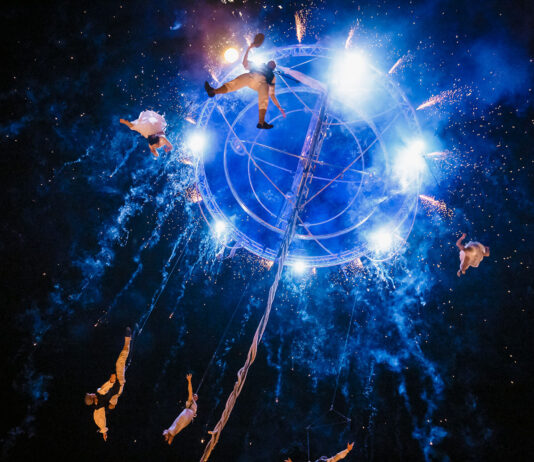 A Modena un Capodanno sospeso nel cielo con il circo aereo Galileo