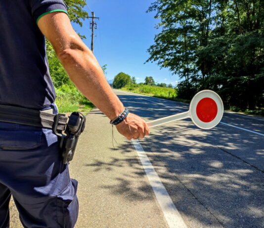 Stop ai mezzi delle associazioni che circolano con pubblicità delle aziende sostenitrici