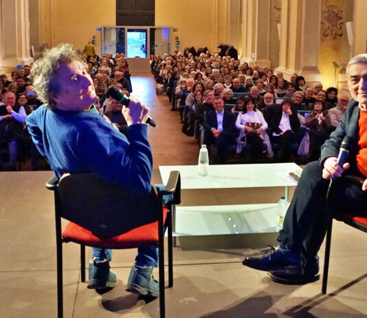 Enzo Iacchetti conquista il cuore dei carpigiani, tra ironia e umanità