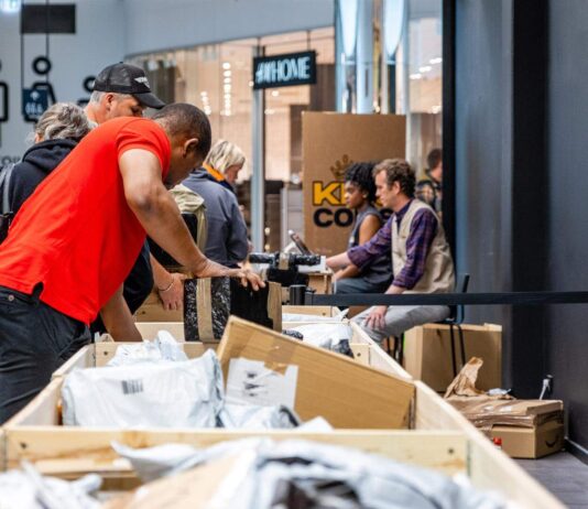 Pacchi smarriti, l’acquisto è una sorpresa: a Bologna si comprano al chilo