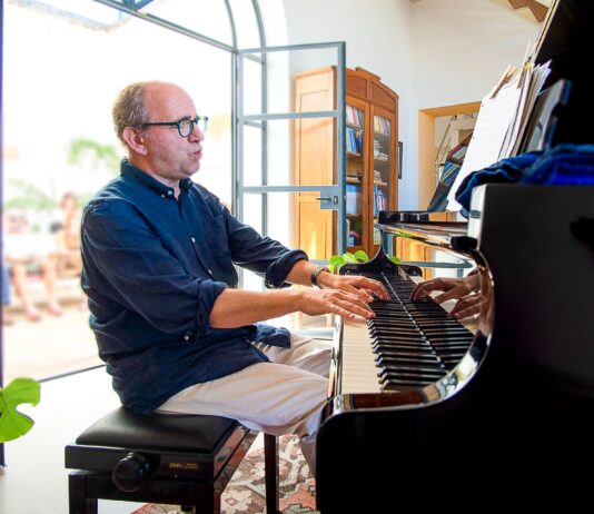 Il maestro Stefano Calzolari in concerto al Cabassi