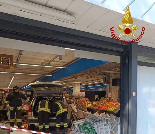Auto sfonda la vetrina del Conad di via Galilei, nessun ferito