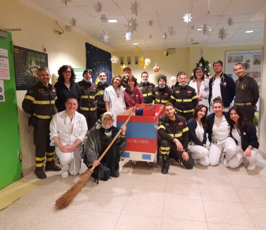 Con i Vigili del Fuoco e la Polizia Penitenziaria l’Epifania è più dolce per i bambini della Pediatria