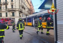 Deraglia un tram a Milano, almeno una vittima e numerosi feriti ma il bilancio è provvisorio