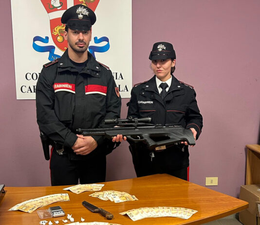 Terrore sul taxi, rapinato con un fucile da un cliente