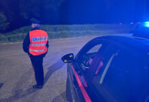 Pizzicato dai Carabinieri mentre getta della cocaina nel cortile di una casa