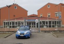 Prima minaccia una mamma e poi se la prende col barista che l’ha difesa