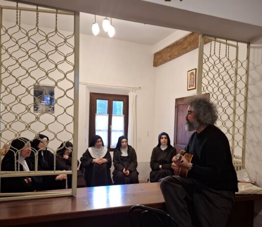 Simone Cristicchi canta ‘Franciscus’ nel convento delle suore Clarisse di Carpi