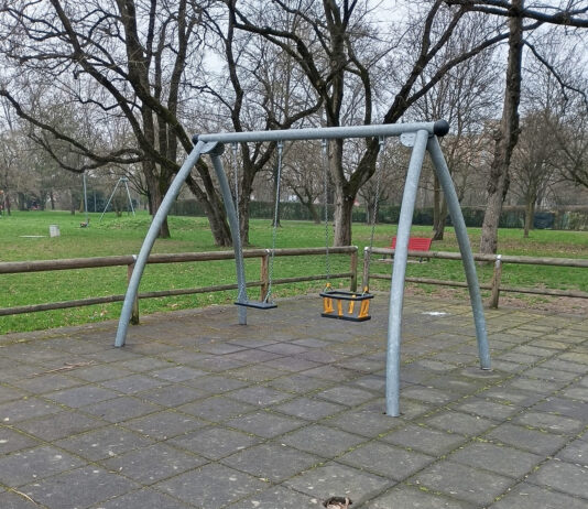 Smontata l’altalena inclusiva: “Scarsa e sicurezza e mancato utilizzo” le ragioni addotte dall’Amministrazione