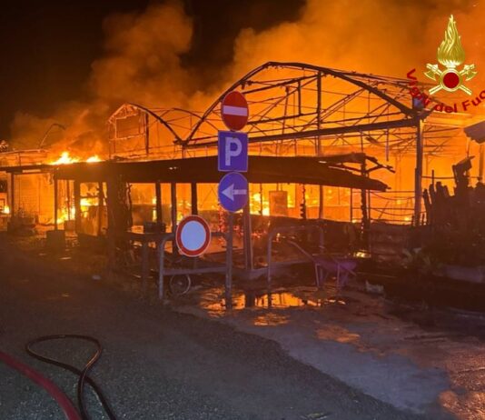 Violento incendio in un’azienda agricola di Campogalliano, notte di superlavoro per i Vigili del Fuoco
