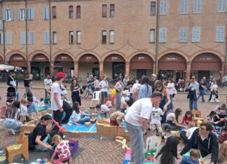 Una piazza piena di sorrisi, grazie a tutti voi, bambini!