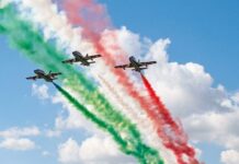 Festa della Repubblica, piloti in volo su Piazza Martiri con l’esibizione del tricolore