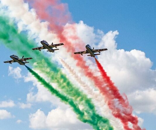 Festa della Repubblica, piloti in volo su Piazza Martiri con l’esibizione del tricolore