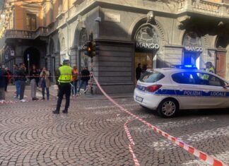 Modena, falcia in auto una decina di pedoni e accoltella un passante