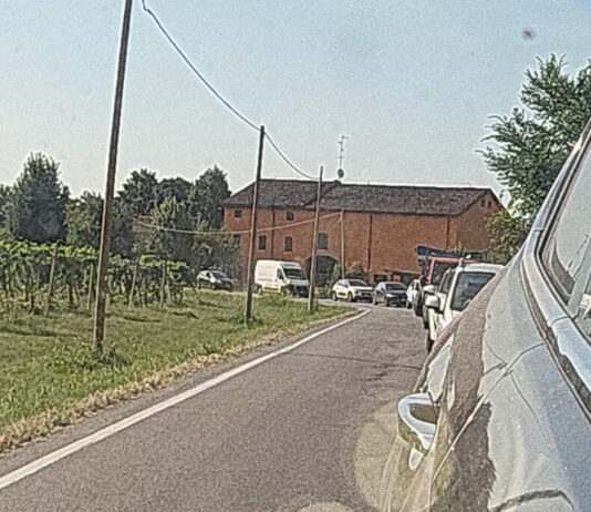 Bloccati al passaggio a livello per 50 minuti sotto il sole: lunga coda a Fossoli