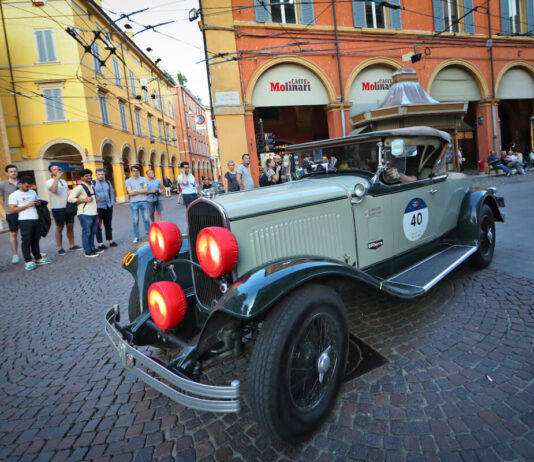 Motori e fascino senza tempo: la Mille Miglia torna a emozionare Modena