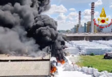 Brucia magazzino di materiale plastico a Mantova, evacuati gli operai
